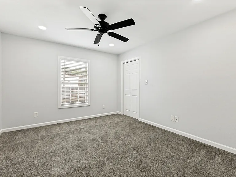1110 N Ross Ave — Photo 8