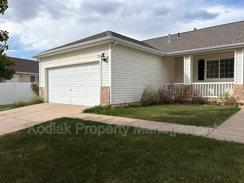 3 bed, 2.0 bath, 1314 sqft, $2,049 — Photo 4