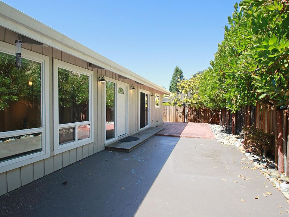 1st image of 604 Club House Dr