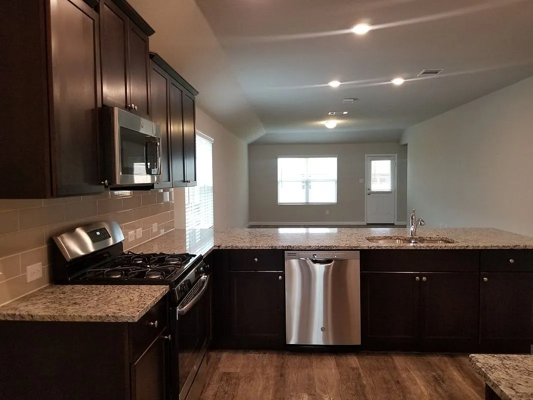 4 bed, 2.0 bath, 1668 sqft, $2,100 — Photo 2