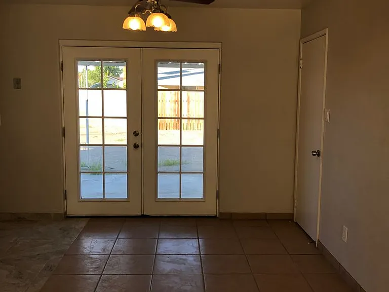 2714 S La Cruz Ave — Photo 3