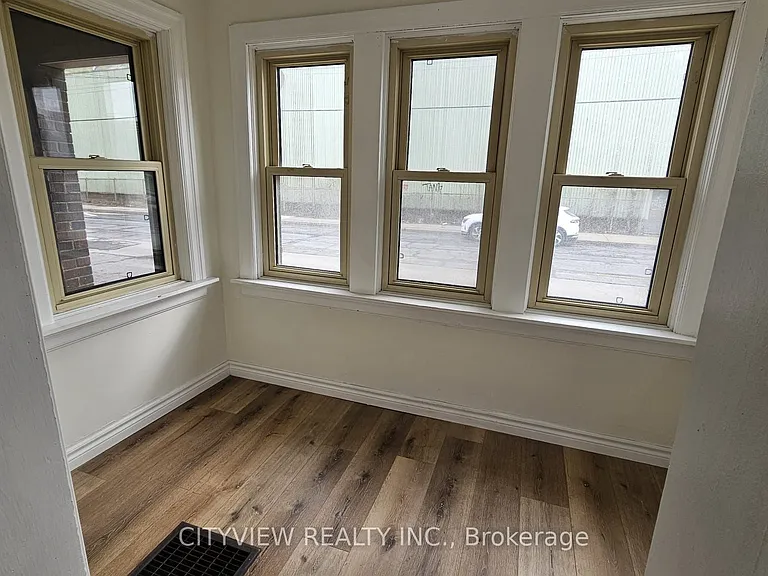 281 Wentworth St N — Photo 3