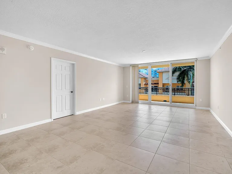 Royal Palm Apartments — Photo 15