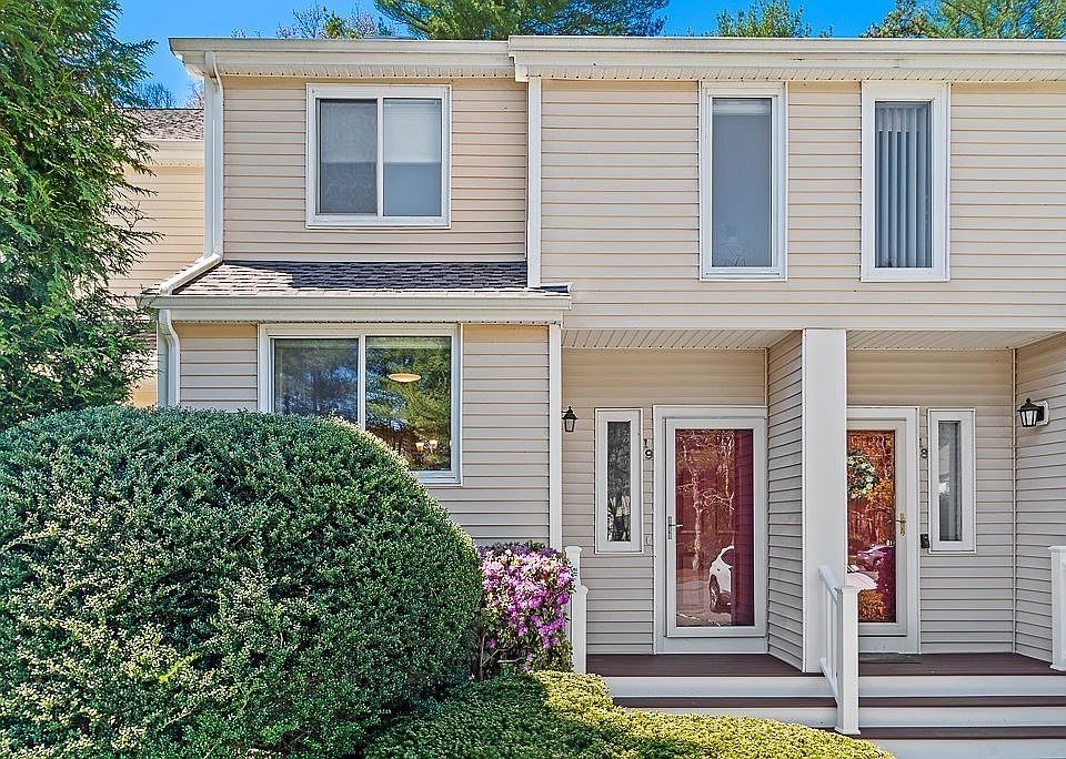 1st image of 19 Gaslight Ln #19