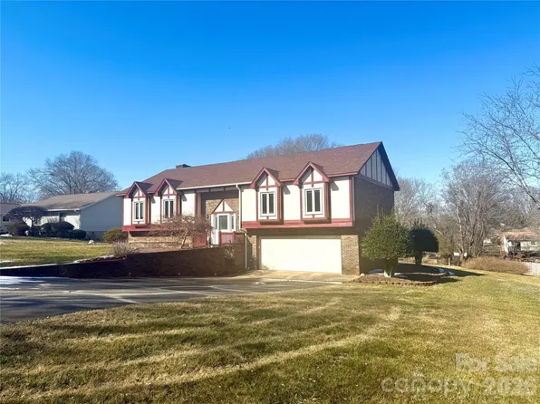 1015 36th Avenue Ct NE, Hickory, NC 28601