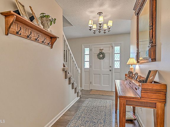 4th image of 714 N Hills Dr