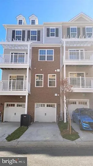 3 bed, 2.5 bath, 2300 sqft, $3,000 — Photo 2