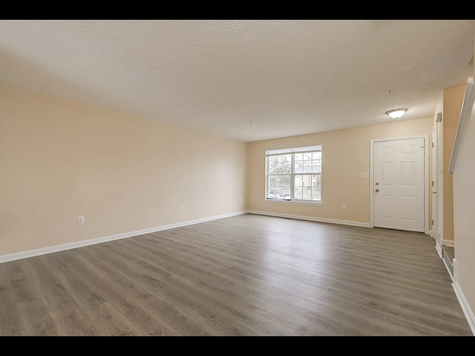 3 bed, 2.5 bath, 1570 sqft, $3,000 — Photo 2