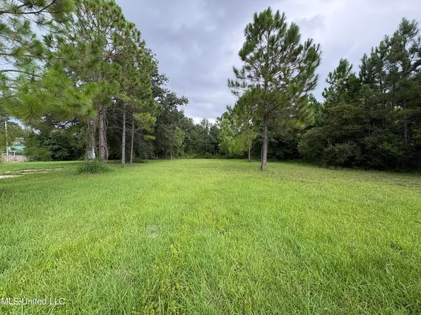 560 Cedar Ave, Pass Christian, MS 39571