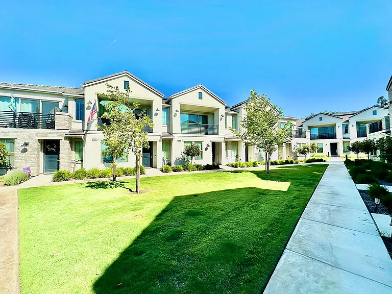 580 N Adler Ln — Photo 3