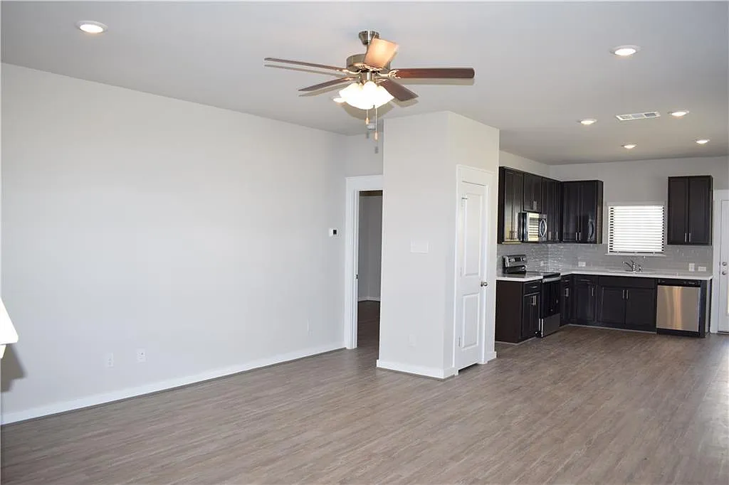 4 bed, 2.5 bath, 2124 sqft, $1,995 — Photo 4