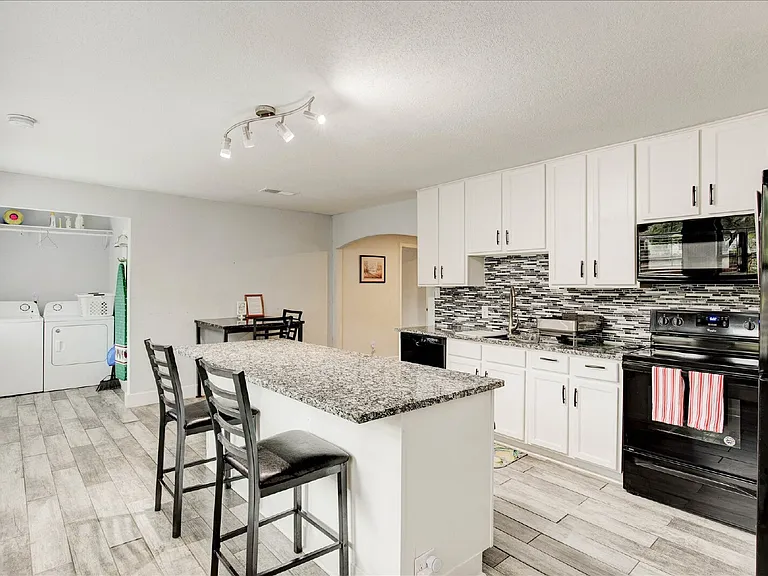 2801 W Biddison St — Photo 15