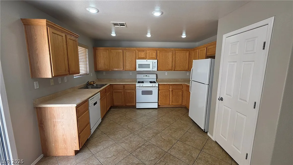 3 bed, 2.5 bath, 1476 sqft, $1,877 — Photo 2