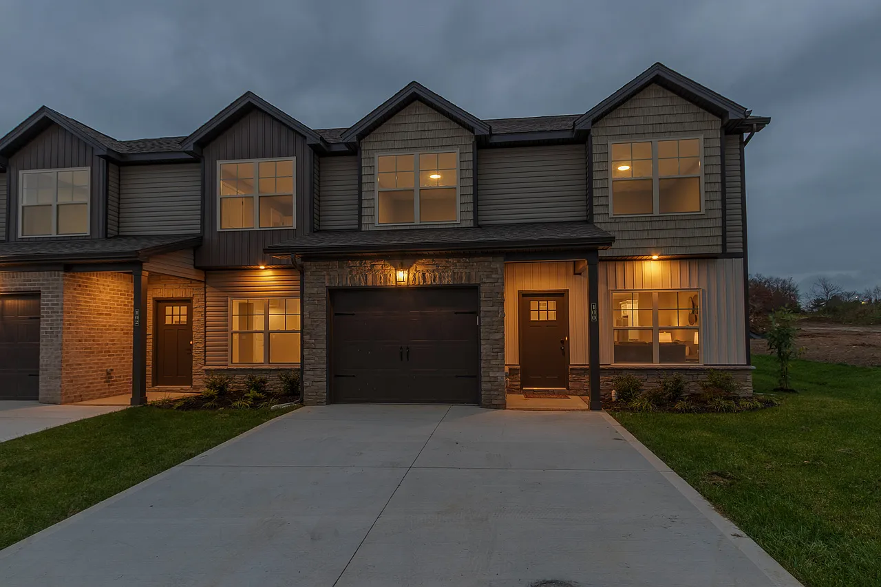 3 bed, 2.5 bath, 2100 sqft, $2,050 — Photo 2