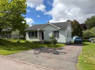 65 Charles St, Amherst, NS B4H 3P9