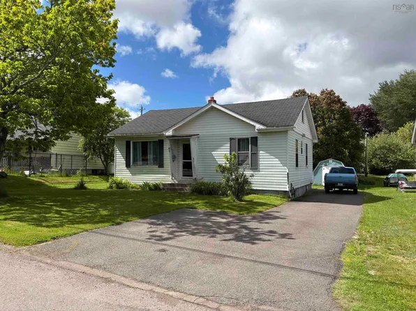 65 Charles St, Amherst, NS B4H 3P9