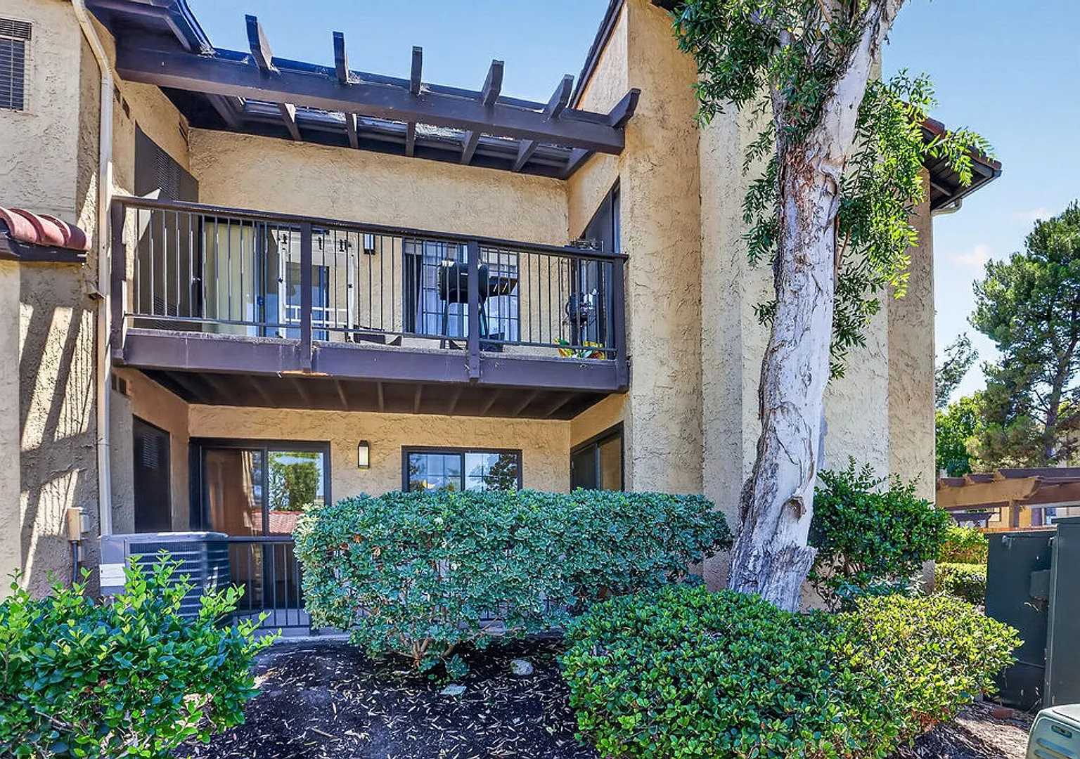 Prime 1-Bedroom Laguna Hills Ground-Floor Condo Near Laguna Beach and Parks — Photo 1
