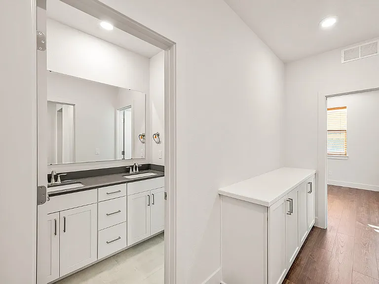 5368 S Snowden Ave — Photo 10