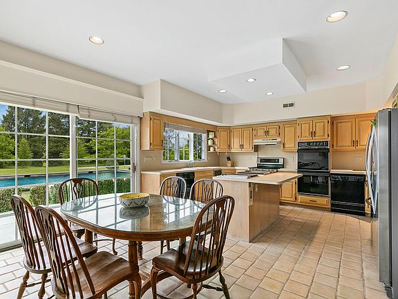 5th image of 122 Beach Ln