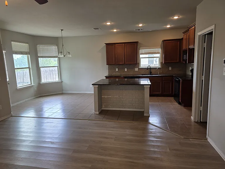 1205 Hogg Ct — Photo 5