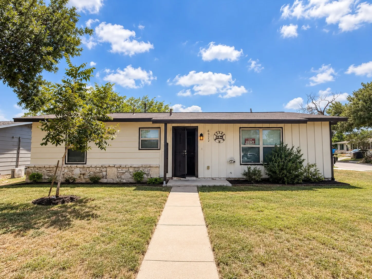 3 bed, 946 sqft, $1,400 — Photo 1