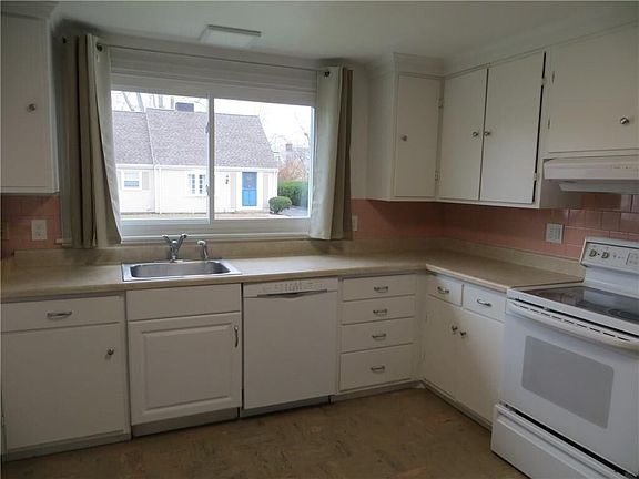 3rd image of 10 Elm Ct