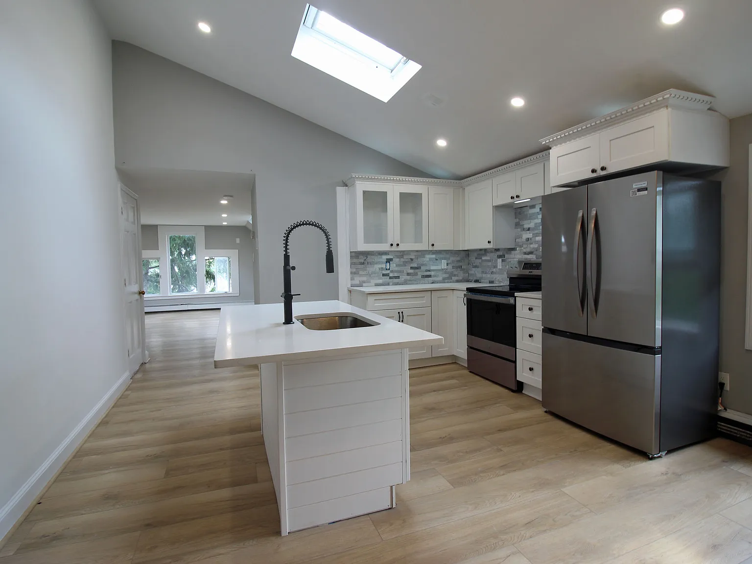 1 bed, 1.0 bath, 700 sqft, $2,200 — Photo 1