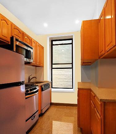 4th image of 324 E 52nd St APT 3B