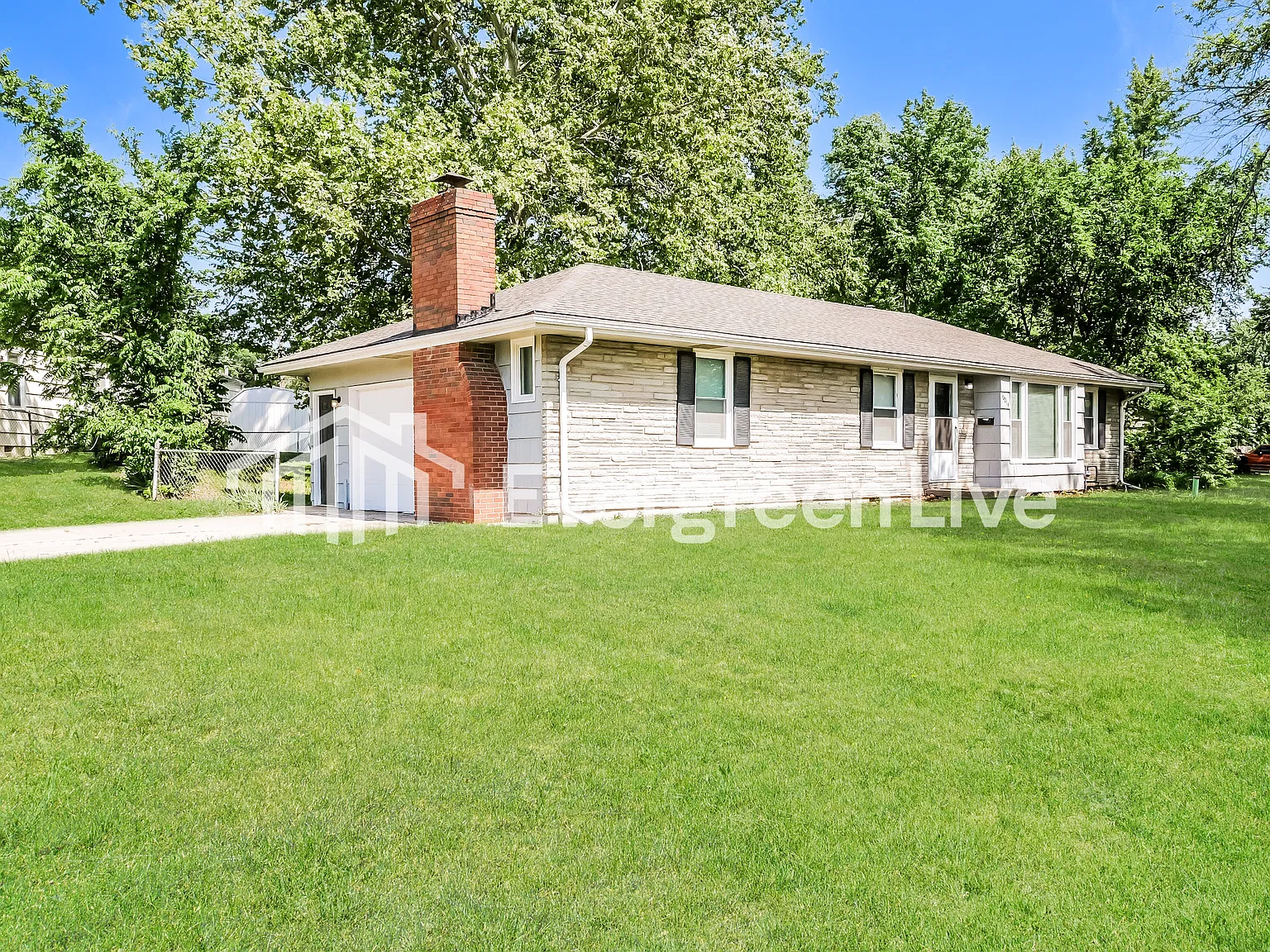 3 bed, 1.0 bath, 1120 sqft, $1,395 — Photo 2