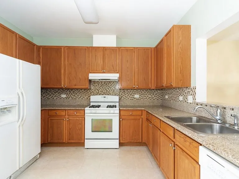 2204 W Concord Ln — Photo 8