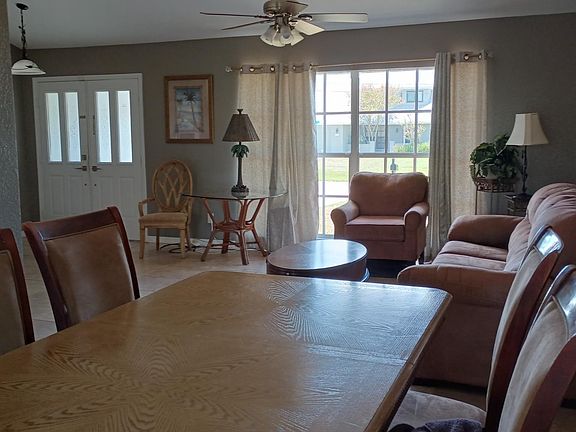 Formal dinning room