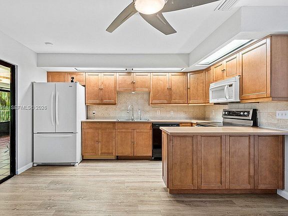 3rd image of 1367 Riverside Cir