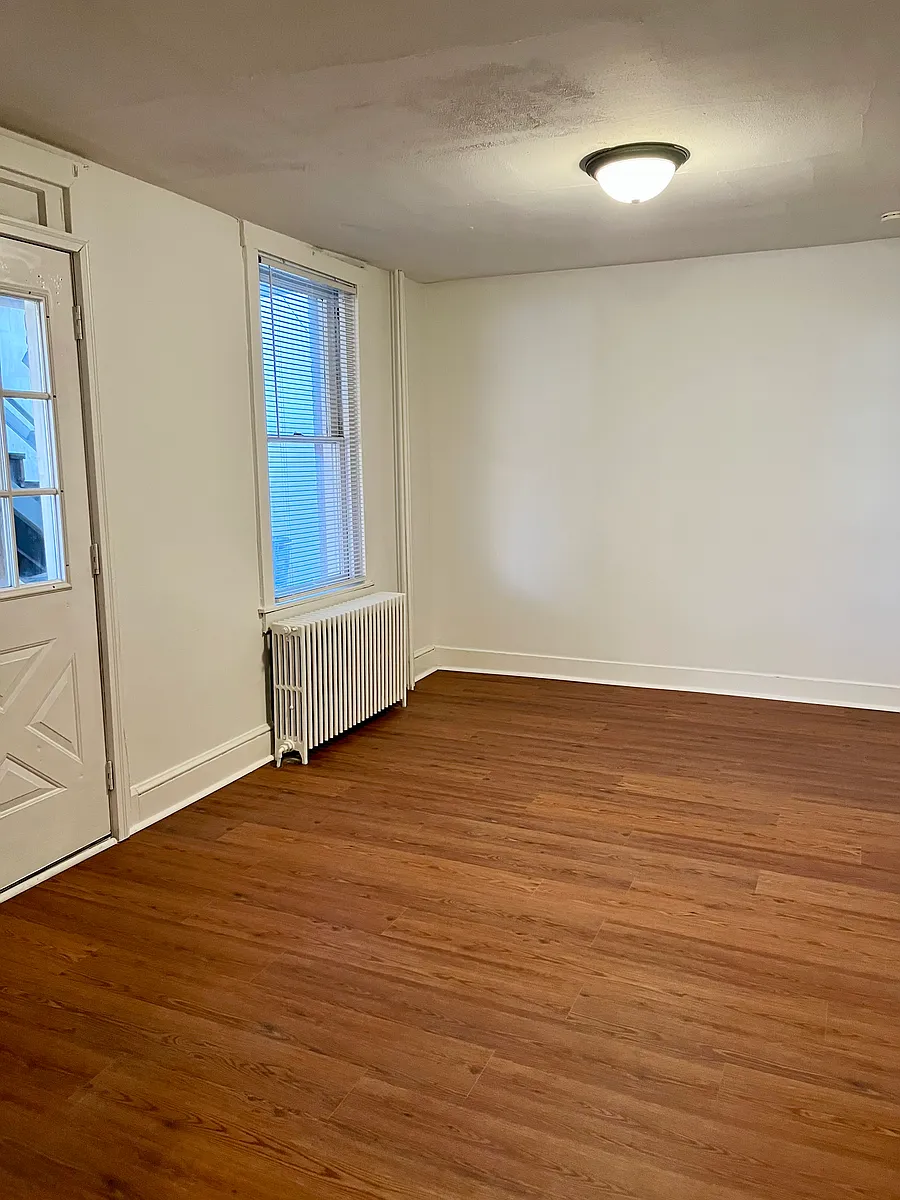 Building Photo - 305 E Chestnut St #3