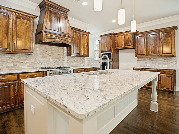 2nd image of 2608 Bel Air Ln