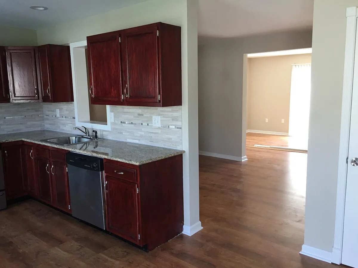 3 bed, 2.5 bath, 1496 sqft, $2,100 — Photo 3