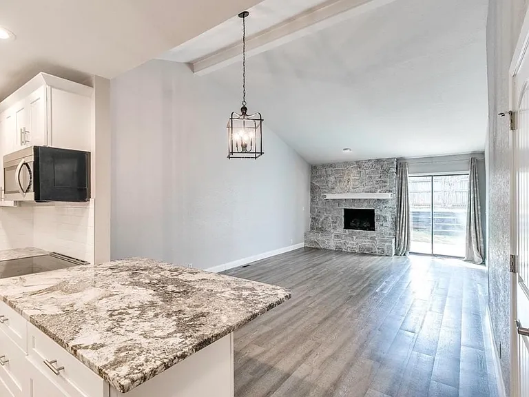 717 Rockridge Cir — Photo 4