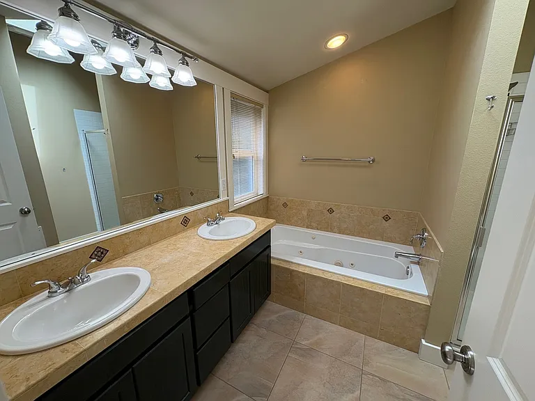 2110 Nob Hill Ave N #B — Photo 14