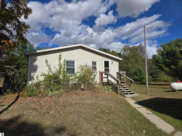 10800 N Douglas Rd, Riverdale, MI 48877