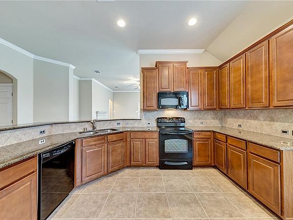 3rd image of 808 W Bend Blvd