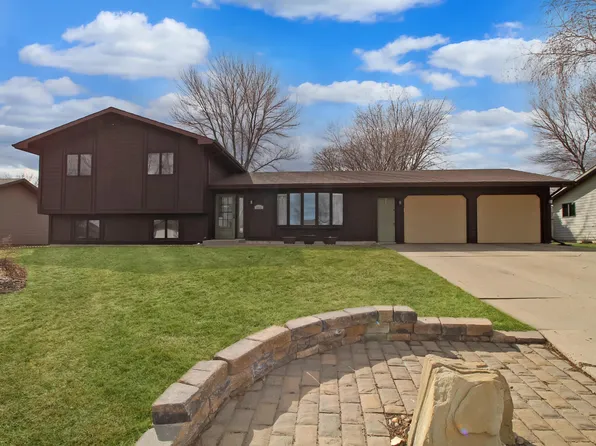 1832 15th St SW, Minot, ND 58701