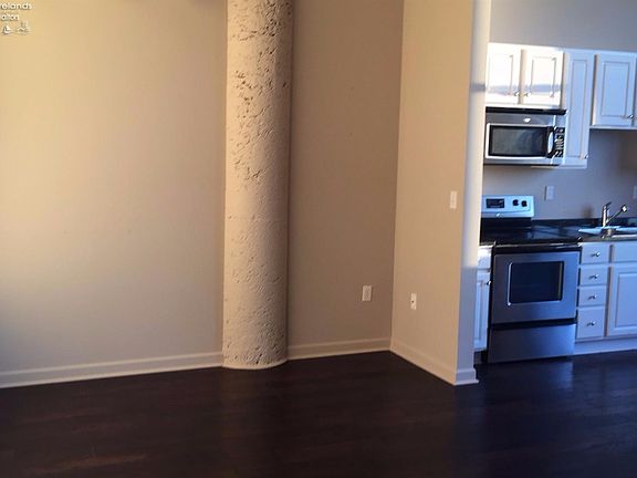 5th image of 401 W Shoreline Dr