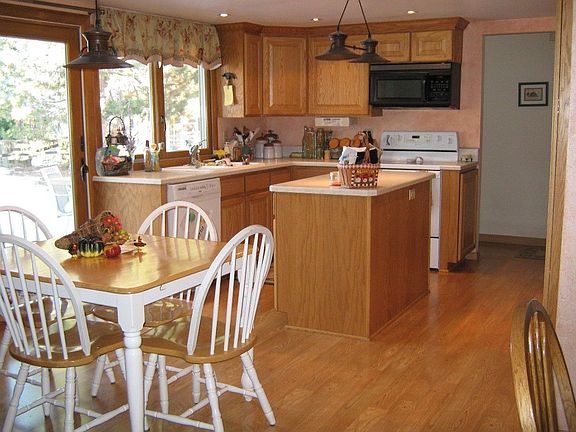 Kitchen w/Island