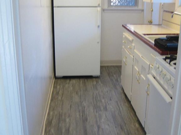 Kitchen, Stove and Fridge