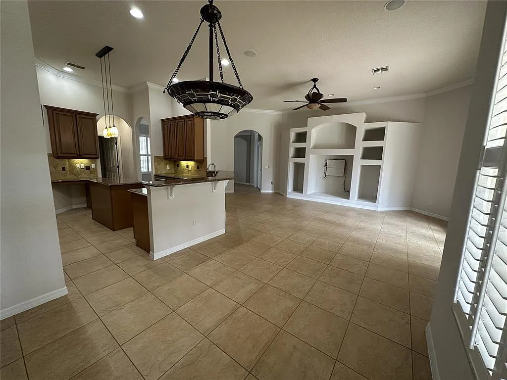 5 bed, 3.0 bath, 3064 sqft, $5,000 — Photo 4