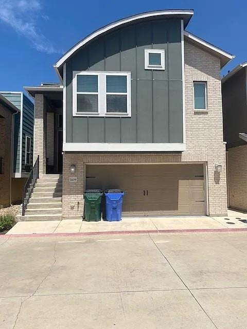 3 bed, 2.5 bath, 2176 sqft, $2,700 — Photo 1