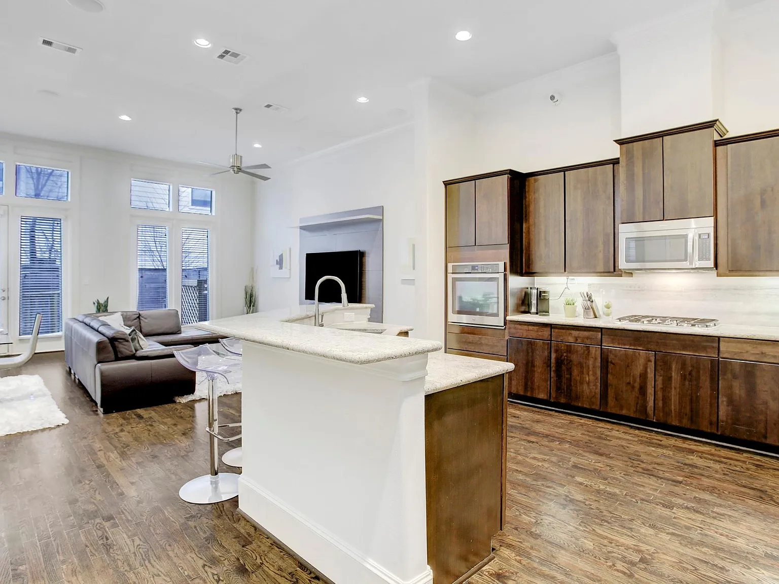 3 bed, 3.5 bath, 2809 sqft, $3,950 — Photo 3