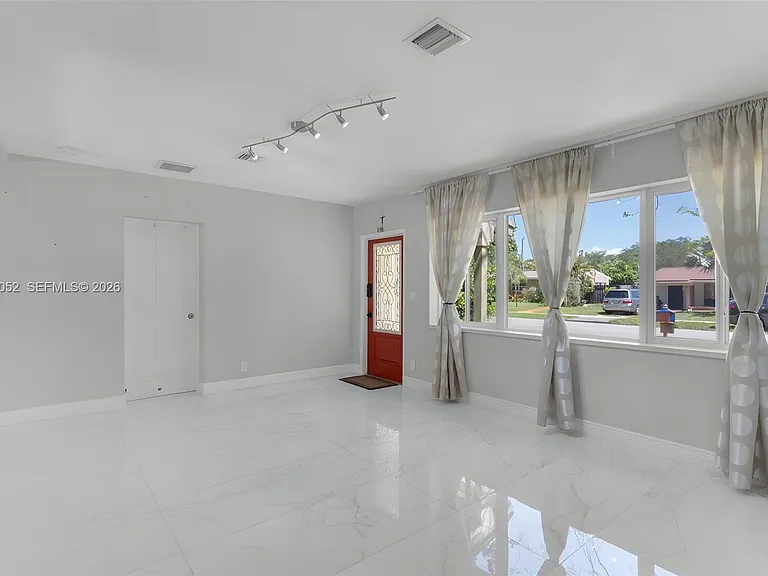 2340 SW 15th St — Photo 4