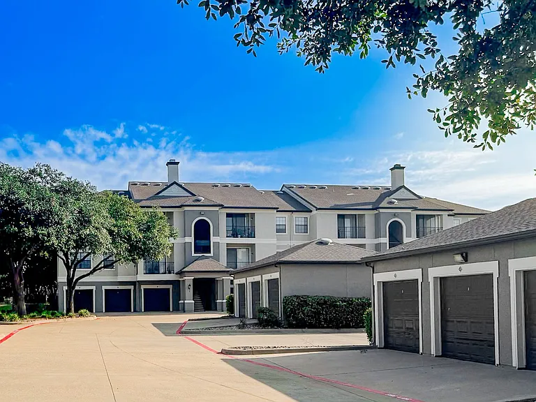 Saxony at Chase Oaks Apartments — Photo 7