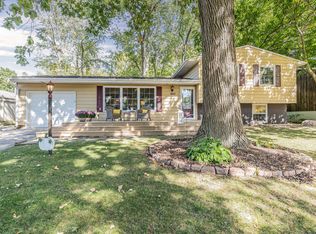 1822 Crescent Dr, Champaign, IL 61821