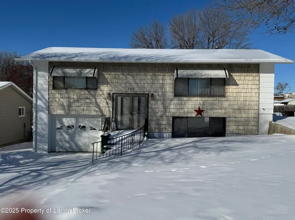 101 6th St SE, Watford City, ND 58854